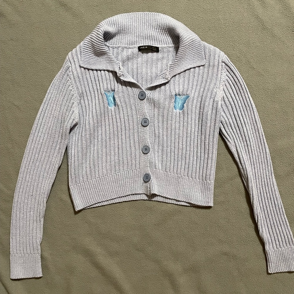 Blue cropped sweater with embroidered butterflies